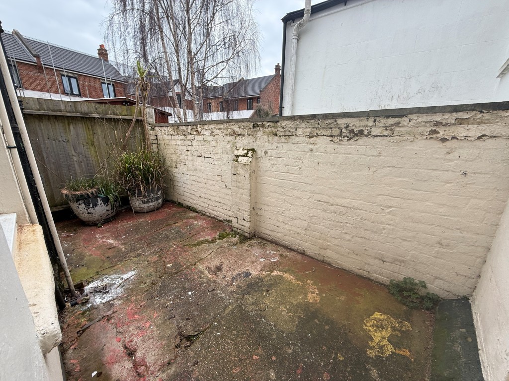 Lot: 119 - MID-TERRACE HOUSE FOR REFURBISHMENT - Garden